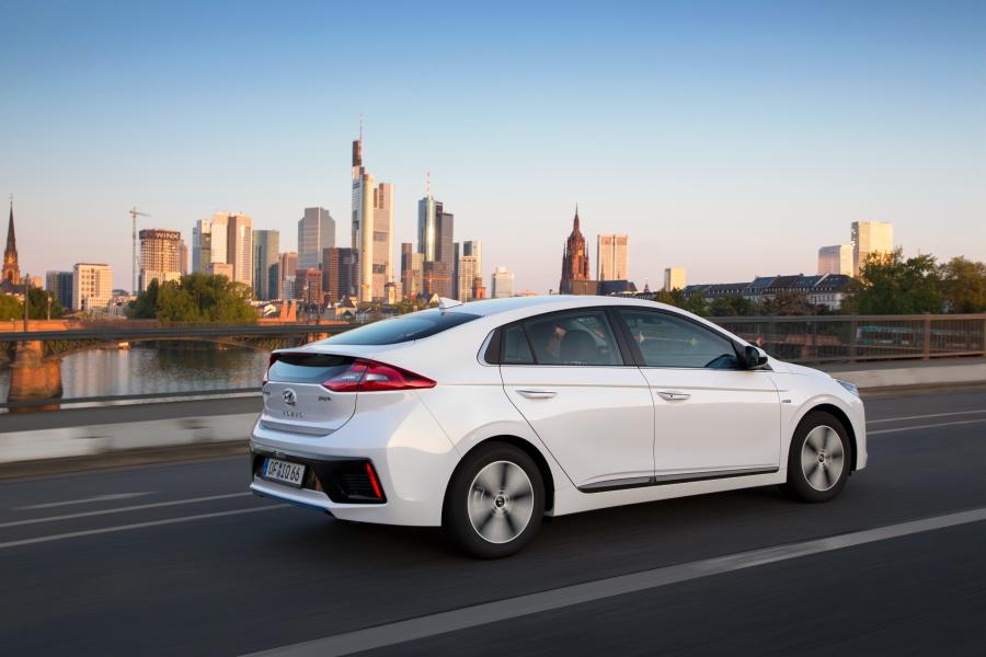  Hyundai IONIQ plug-in (AE) 2016 года  (фото 29 из 42)